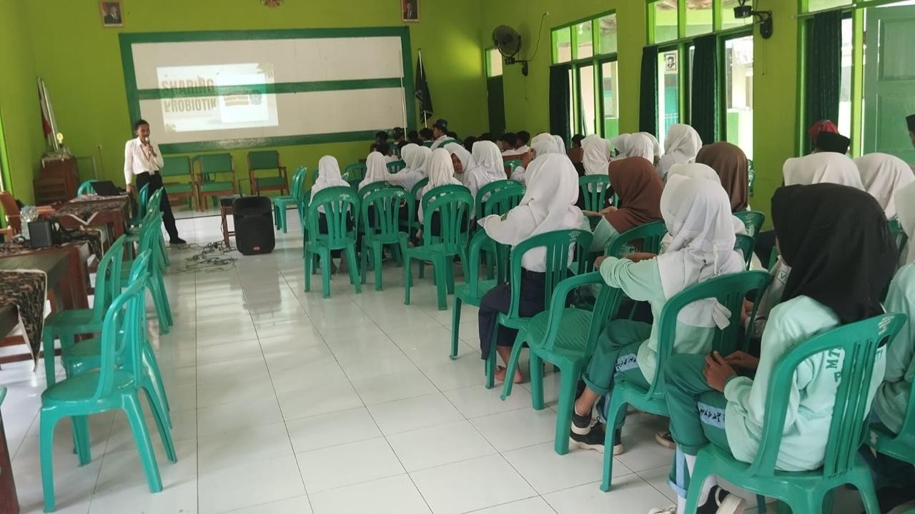 Edukasi Kesehatan Bersama Yakult di MTs Maarif NU 1 Purwojati Berlangsung Meriah