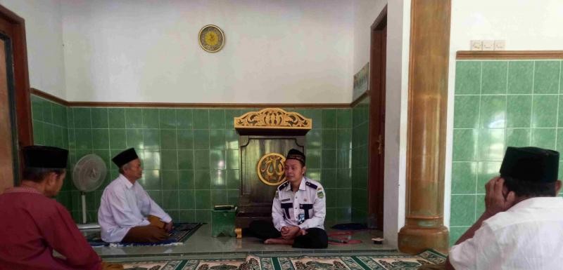 Penyuluh KUA Jatilawang Ajak Jamaah MT Al Huda Jadikan Salat Sebagai Penjaga Akhlak