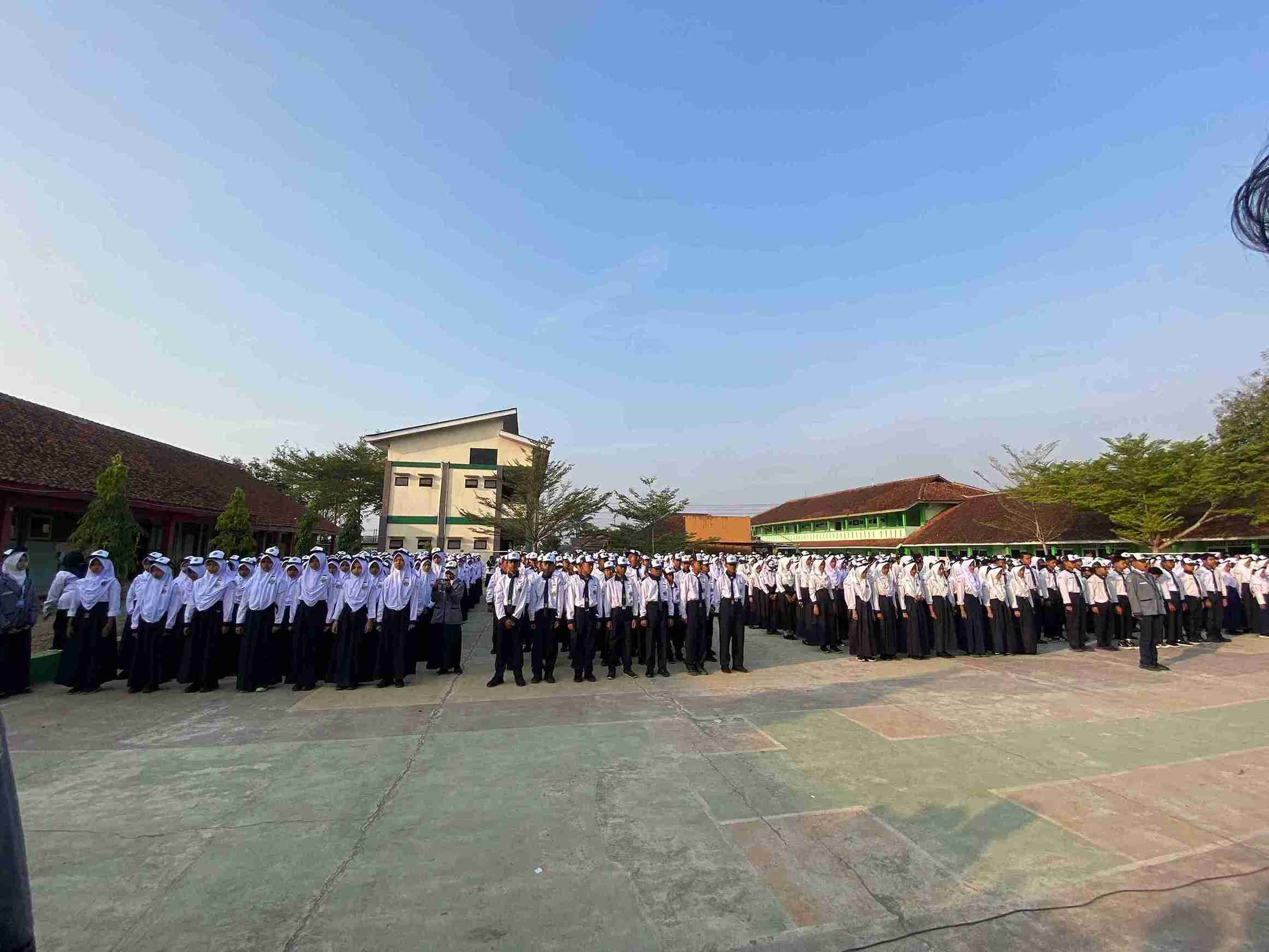 Apel Pagi Awali Pekan dengan Penguatan Disiplin dan Tata Tertib Akademik di MTs Negeri 3 Banyumas
