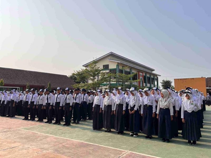 Apel Pagi MTs Negeri 3 Banyumas: Disiplin Dibiasakan, Ikrar Pelajar Pancasila Diwujudkan