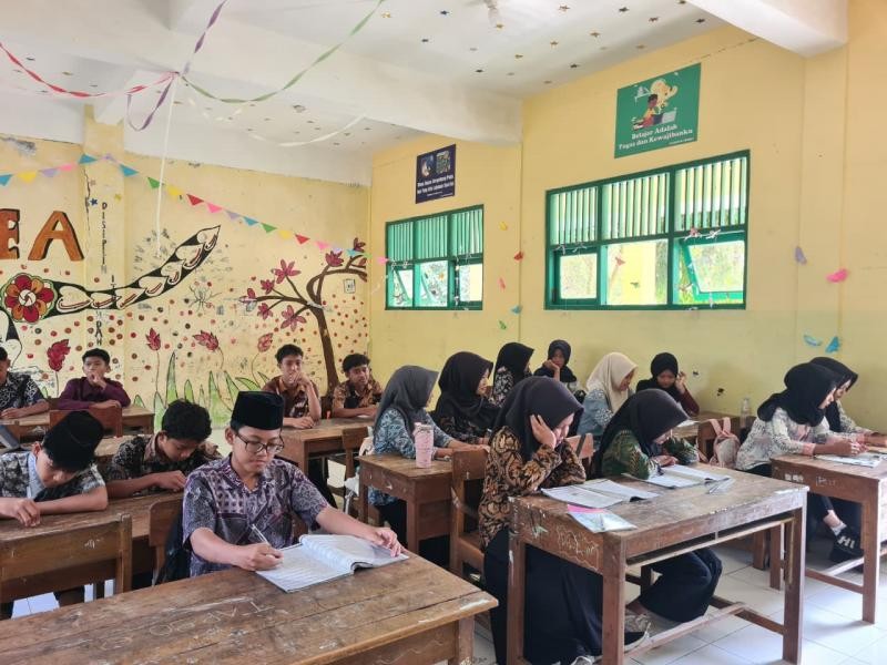 Batik Satukan Budaya, Semarakkan Hari Batik Nasional di MTs Ma’arif NU 1 Purwojati