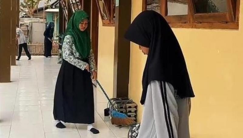 Jelang ASTS Ganjil, MTs Manbaul Falah Gerduren Gelar Gerakan Bersih Bersama