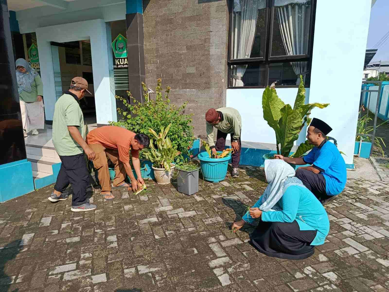 Keluarga Besar KUA Jatilawang Dukung Gerakan Banyumas Pilah Sampah