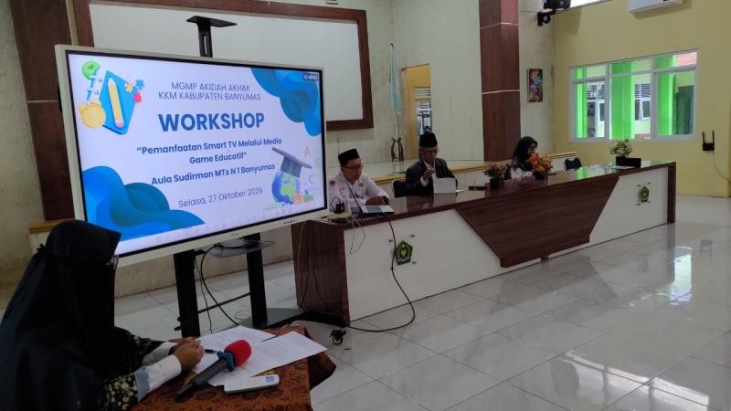 Kepala MTs Manbaul Falah Gerduren Lantunkan Tilawatil Quran dalam Kegiatan MGMP Kabupaten
