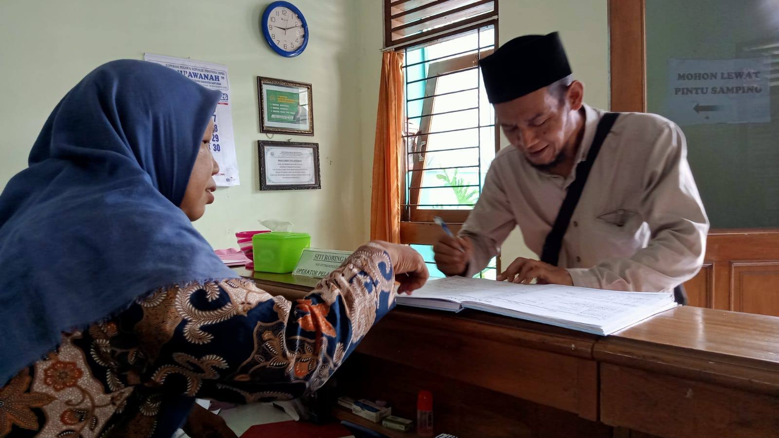 Cegah Kendala, KUA Periksa dan Bantu Kelengkapan Berkas Nikah Catin