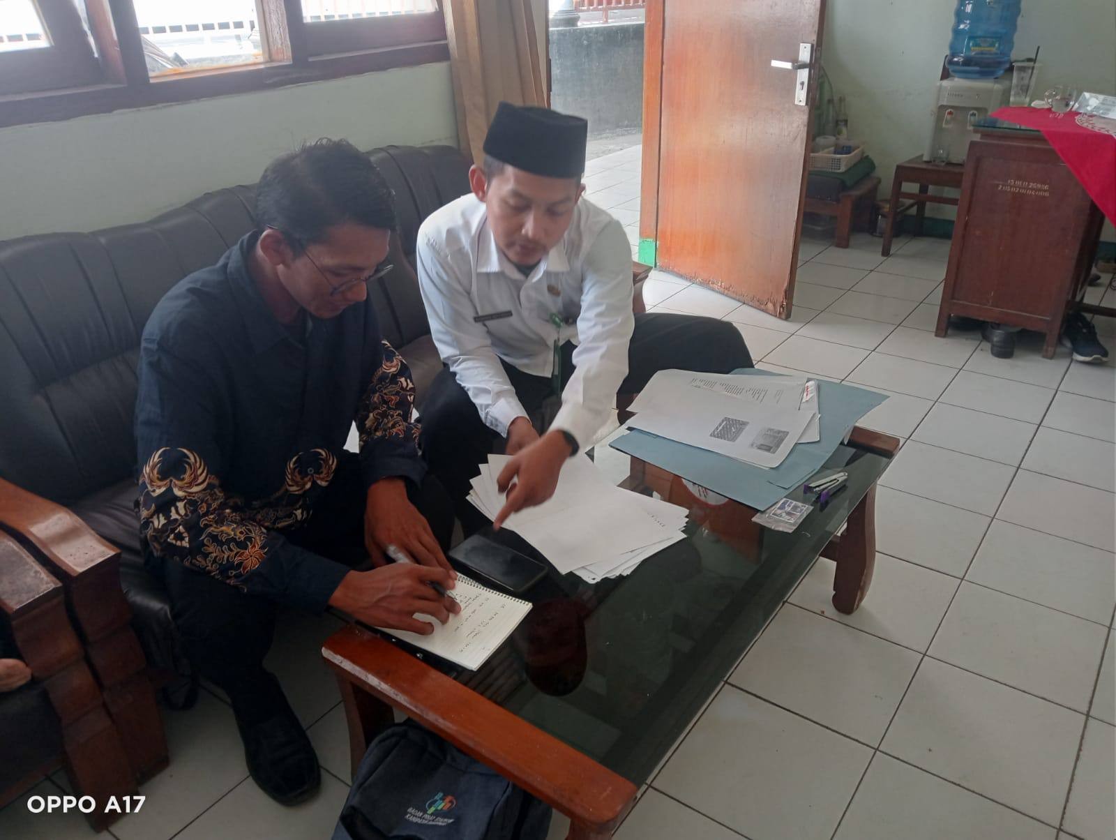 Penghulu KUA Rawalo Bantu Warga Banjarparakan Menata Berkas Pendaftaran Nikah