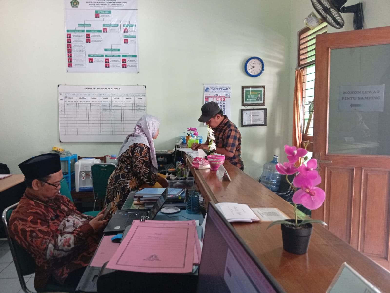 KUA Rawalo Berikan Layanan Legalisir Buku Nikah Warga Rawalo dengan Ramah dan Profesional