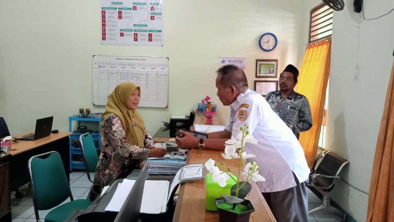 Ramah dan Humanis, KUA Rawalo Layani Konsultasi Duplikat Buku Nikah Orang Tua Kades Sidamulih