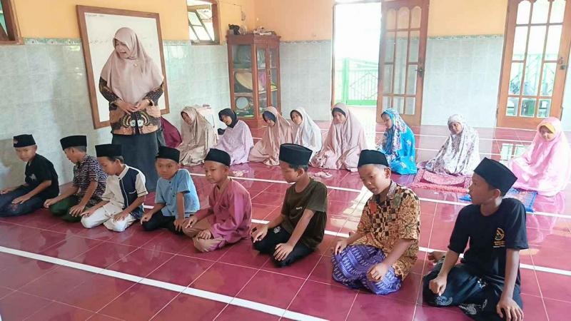 Bimluh Aqidah Iman Kepada Malaikat dan Praktek Sholat Dhuhur MT Remaja Anak Al-Ikhlash Kalisalak