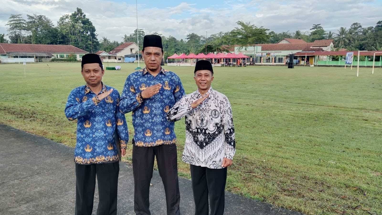Peringati Hardiknas 2026, Perwakilan Keluarga Besar MTsN 2 Banyumas Ikuti Upacara di Lapangan Desa Karangpucung