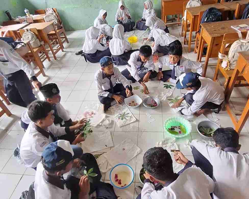 Belajar Seni Rupa Melalui Ecoprint, Murid MTsN 3 Banyumas Asah Kreativitas dan Kepedulian Lingkungan