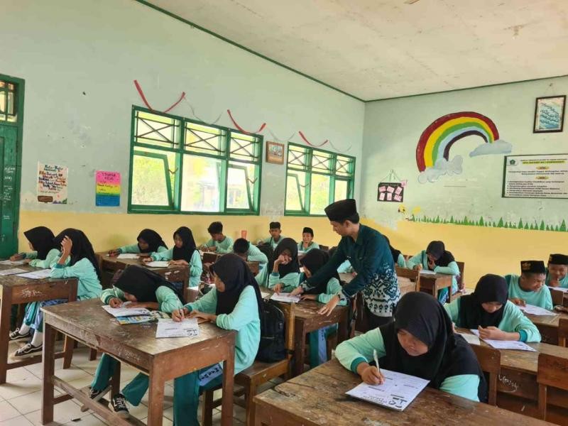 Kenali Potensi, Kelola Emosi, dan Belajar Mengendalikan Diri: Guru BK Ajak Siswa Isi LKPD Pengelolaan Emosi 