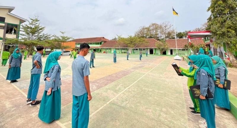 Mantapkan Kesiapan, Murid MTsN 3 Banyumas Gelar Gladi Resik Upacara Hari Kesaktian Pancasila
