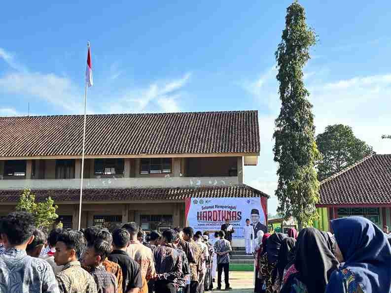 Batik, Adat, dan Cahaya Ilmu di Hardiknas 2026