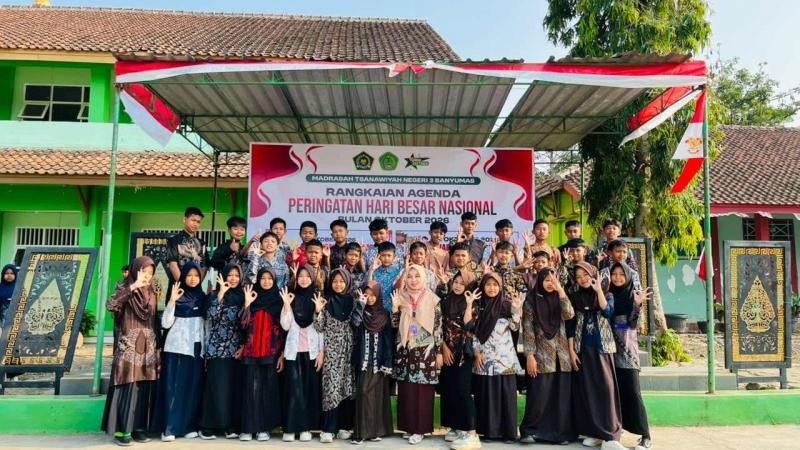 Batik Terbaik Warnai Hari Batik di MTs Negeri 3 Banyumas, Madrasah Makin Semarak dan Penuh Gaya