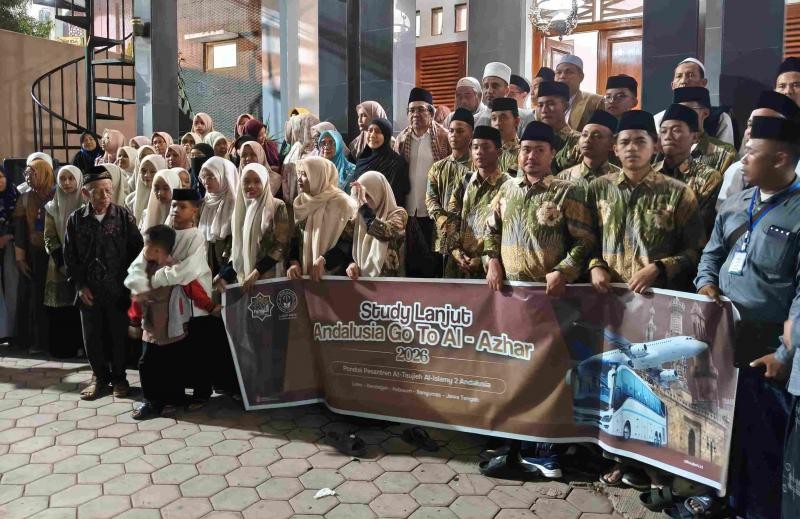 Sejumlah 12 Alumni Andalusia Kebasen Dilepas Menuju Universitas Al Azhar Kairo Mesir