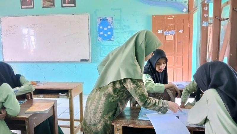 Belajar Matematika Lebih Bermakna! Siswa Kelas XI IPS MA Al Ikhsan Beji Dalami Bunga Tunggal dan Majemuk melalui Diskusi Kolaboratif