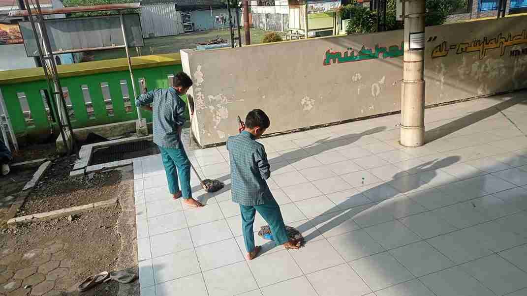 Sejuknya Kepedulian: Aksi Nyata Kelas VII Menjaga Kebersihan Mushola Al-Mujahidin