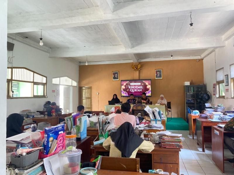 Lantunkan Ayat Suci, GTK MTs Negeri 3 Banyumas Tutup Pekan dengan Khatmil Qur’an Penuh Keberkahan