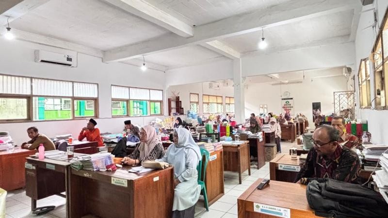 Usai Menata Langkah Revitalisasi, GTK MTs Negeri 3 Banyumas Menutup Pekan dengan Khatmil Qur’an