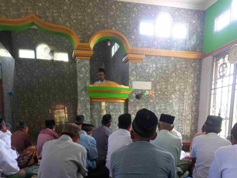 Penyuluh KUA Jatilawang Nasehati Jemaah Masjid Baiturrohman Untuk Mendekat kepada Allah Tanpa Menunggu Sempurna
