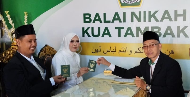 Pimpin Akad Nikah Perdana, Kepala KUA Tambak Doakan Pengantin Raih Keluarga Sakinah