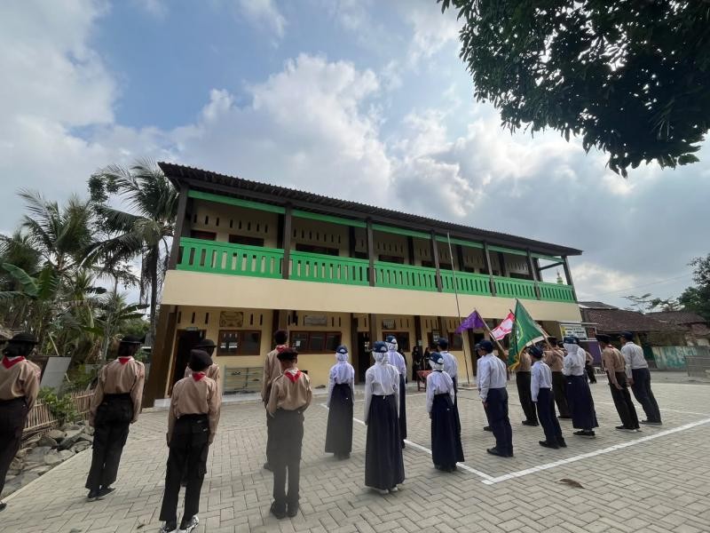 Siapkan Pemimpin Muda Berkarakter, MTs Manbaul Falah Gerduren Lantik OSIM dan Dewan Penggalang 2026/2027