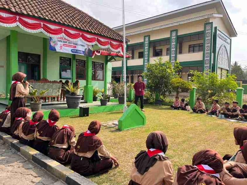 Belajar Bahasa Inggris Tak Harus di Dalam Kelas, Taman Madrasah Jadi Ruang Percakapan yang Menyenangkan