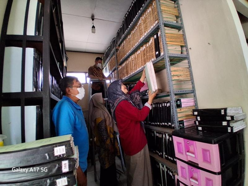 Laksanakan Intruksi Bimas Islam KUA Kebasen Rapikan Berkas Administrasi