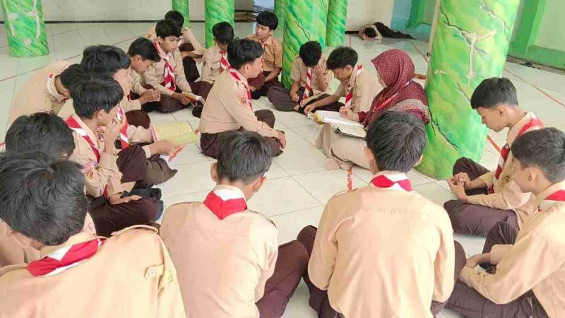 Jumat Berkah Kelas 9E MTsN 3 Banyumas: Harmoni Hafalan Al-Quran dan Aksi Nyata Jaga Kebersihan