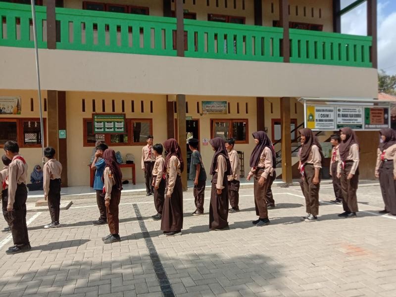 Tanamkan Disiplin dan Jiwa Kepemimpinan, Siswa Kelas VII dan VIII MTs Manbaul Falah Gerduren Berlatih PBB dalam Eksktrakurikuler Pramuka