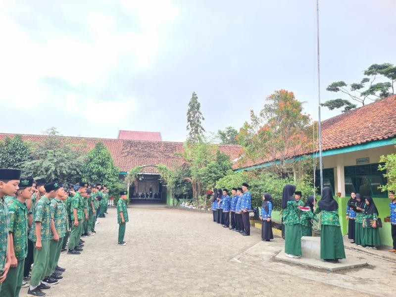 Kobarkan Semangat Persatuan, MTs Maโarif NU 1 Purwojati Gelar Upacara Peringatan Hari Sumpah Pemuda
