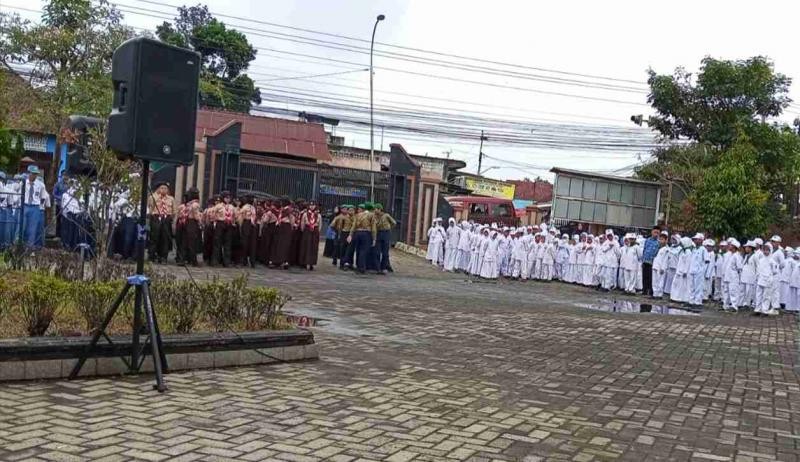 Murid MTs Negeri 3 Banyumas Tampil Tertib dan Berkarakter dalam Upacara Sumpah Pemuda di Kecamatan Sumbang
