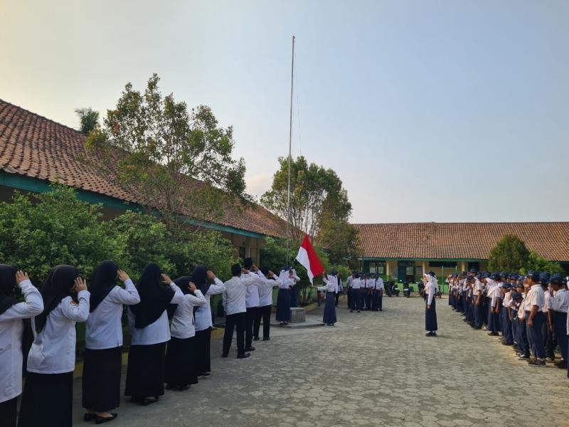 Tanamkan Karakter Positif, Upacara Bendera MTs Ma’arif NU 1 Purwojati Tekankan Ketertiban, Kedisiplinan, dan Kebersihan.