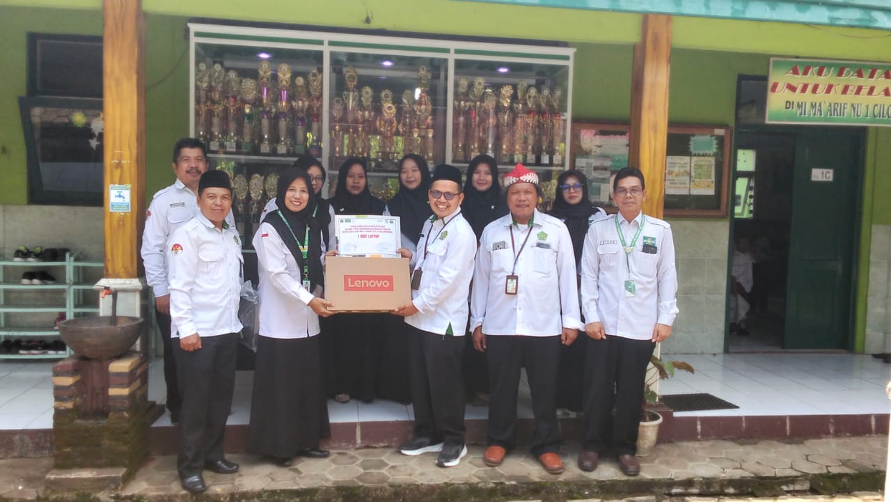 Penyerahan bantuan 1 unit laptop Lenovo ke MI Maarif NU 1 Cilongok