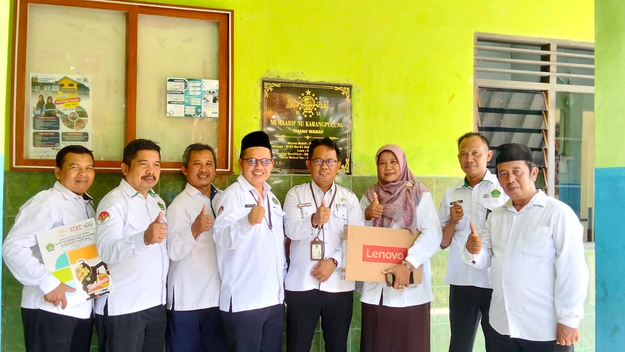 Penyerahan Bantuan Laptop ke MI Ma`arif NU 1 Karangpucung