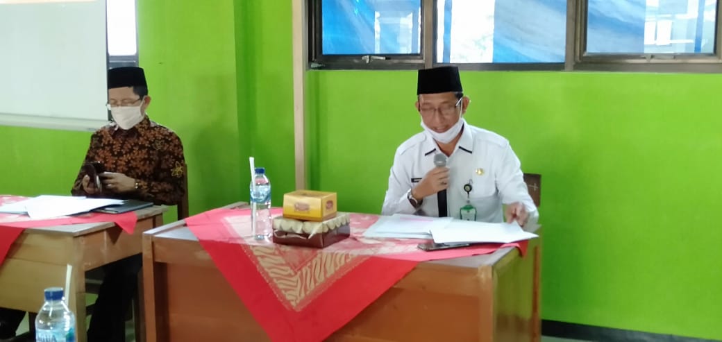 Kakan kemenag Drs H.Aksin aedi MAg sambutan di MIN 1 Banyumas terkait persiapan PPDB yg akan di laksanakan tahun 2021 hal tersebut di sampaikan kakan kemenag yg di dampingi kasi penma,komite,kepala MIN 1 dan jajaran guru.