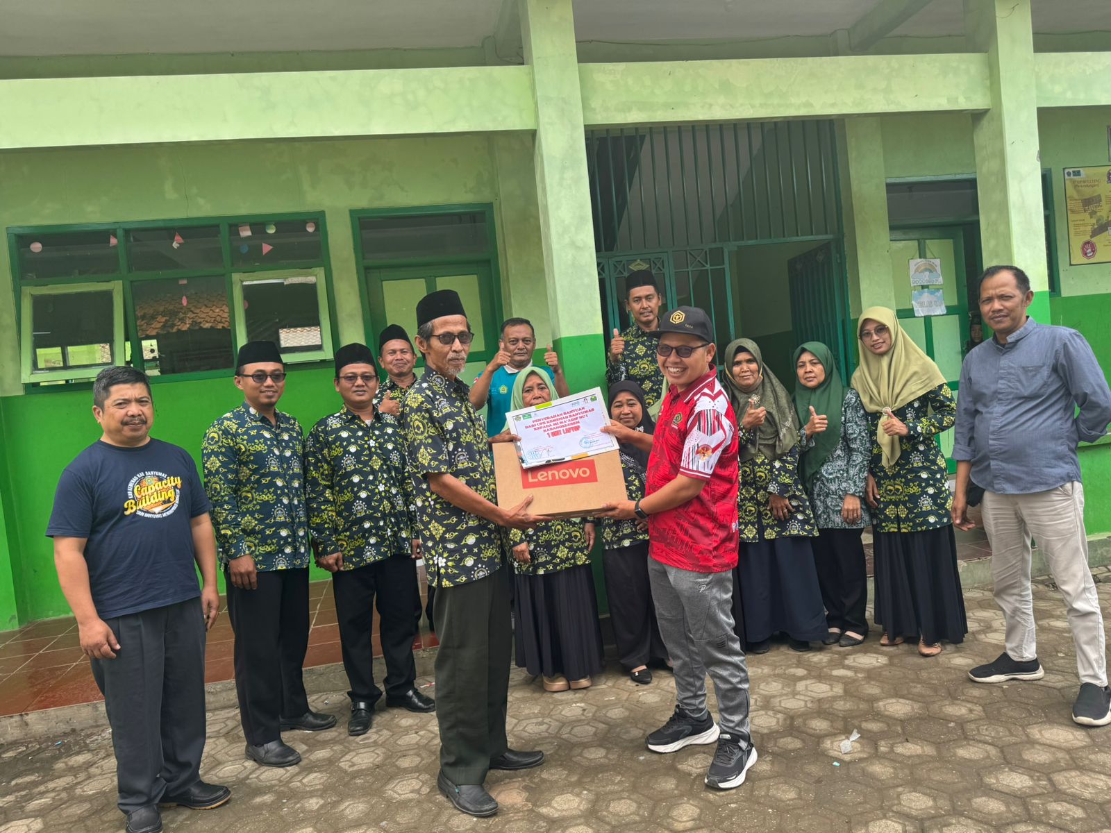 Penyerahan bantuan 1 unit laptop Lenovo ke MI Maarif Karangklesem Kec Pekuncen