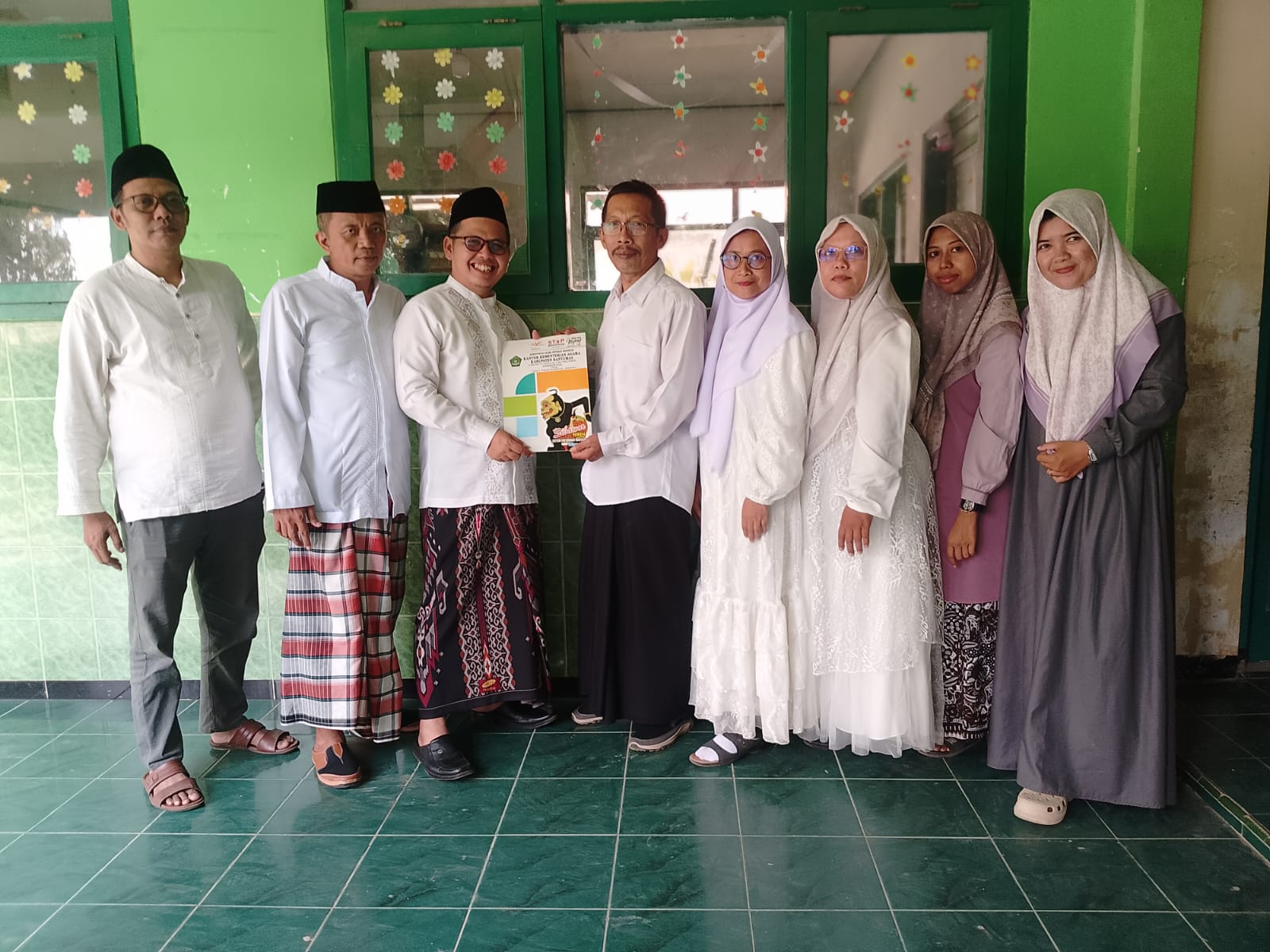 Gara Zawa menyalurkan bantuan perbaikan ruang kelas dari UPZ untuk MIMA Jatisaba