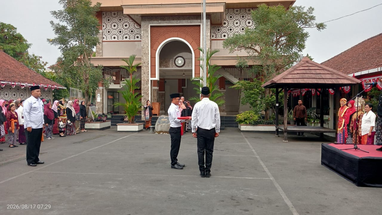 Pelaksanaan upacara bendera dalam rangka peringatan HUT RI ke 81