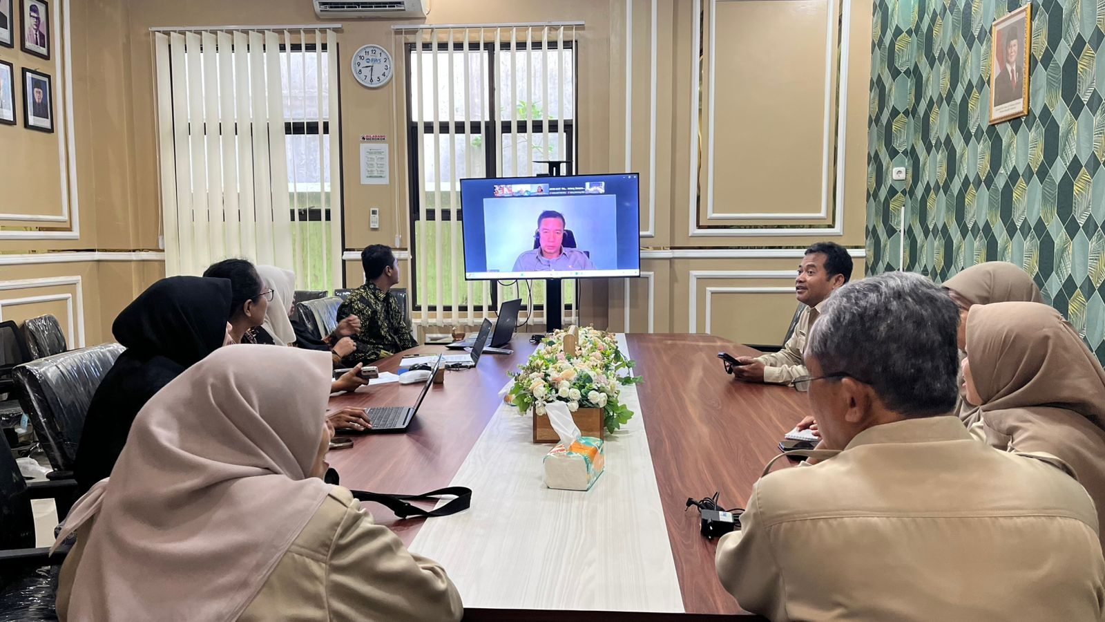 Rapat koordinasi antara bagian Keuangan Kantor Kemenag Banyumas , Kementrian Haji dengan Biro Keuangan melalui zoom