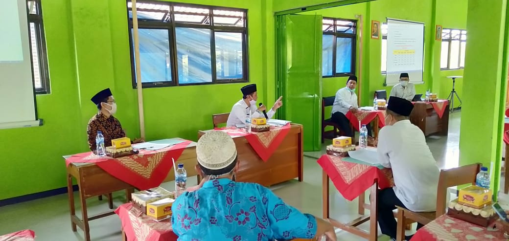 kepala kankemenag banyumas,di MTs sokaraja menerima team penilaian kinerja kepala madrasah (pkkm) di MTs maarif sokaraja