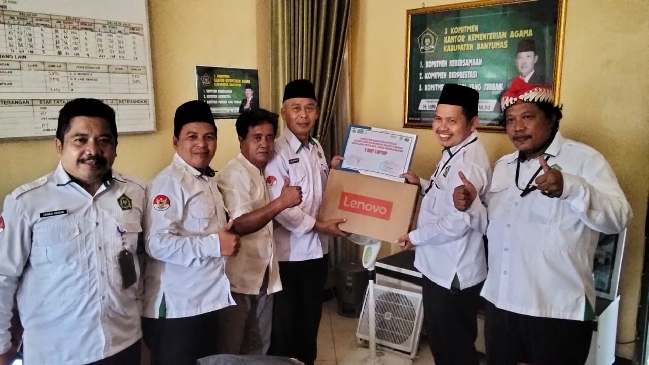 Penyerahan bantuan 1 unit laptop Lenovo ke MTs Ma`arif NU 1 Karanglewas