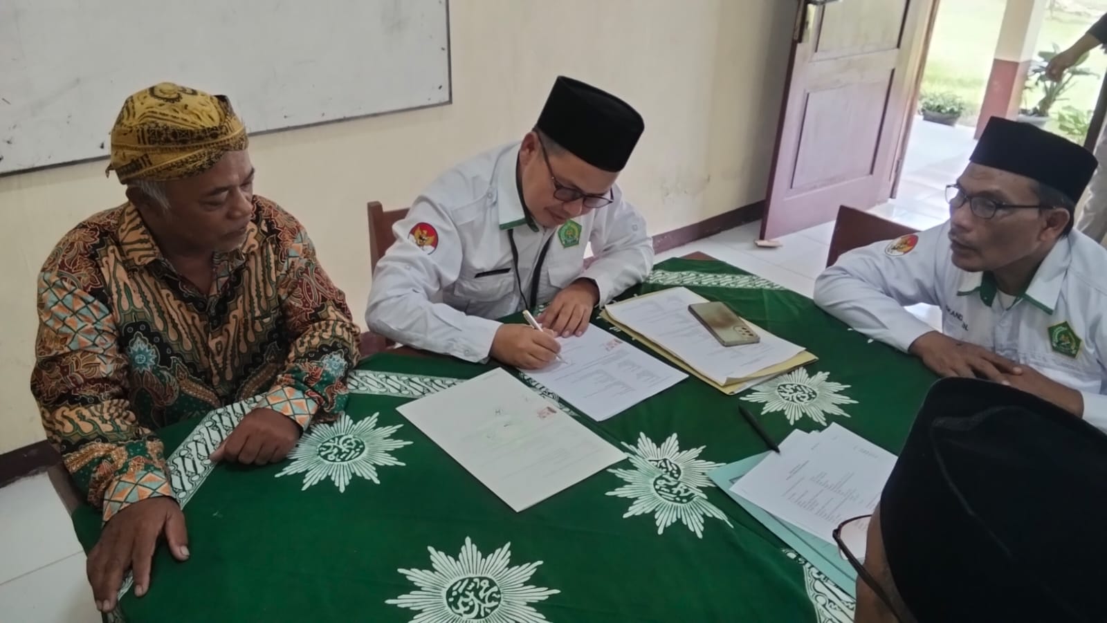 Ikrar wakaf di KUA Gumelar