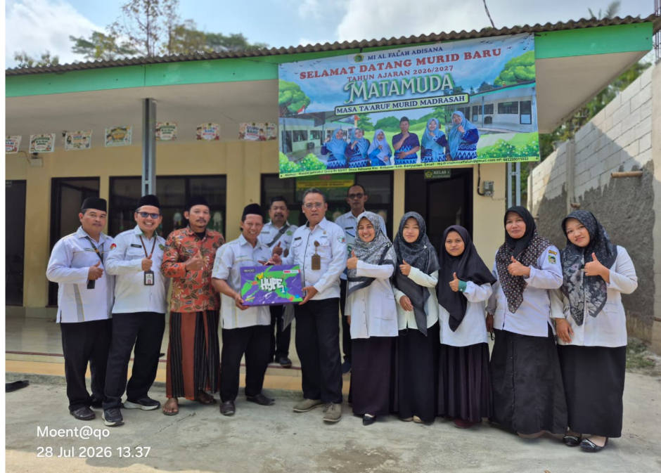 Penyerahan bantuan Laptop ke MI AL FALAH ADISANA