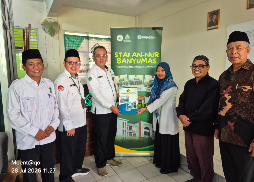 Penyerahan bantuan beasiswa untuk guru RA di STINBA