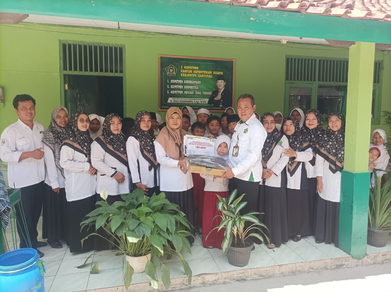 Penyerahan Bantuan Laptop ke MI Maarif NU 1 Karangturi