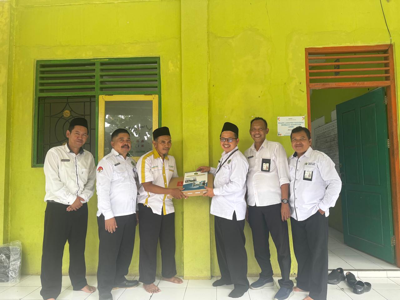 Pentasarufan bantuan laptop di MIS MA`ARIF NU RANDEGAN