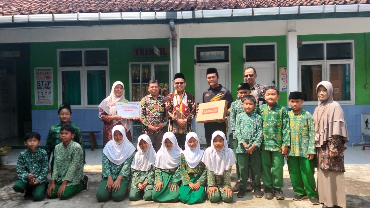 Penyerahan Bantuan Laptop ke MI Ma\'arif Banjaranyar