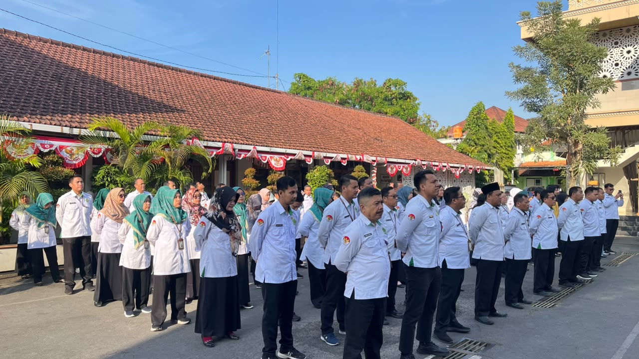 Apel pagi Senin 10 Agustus di halaman Kantor Kemenag Banyumas